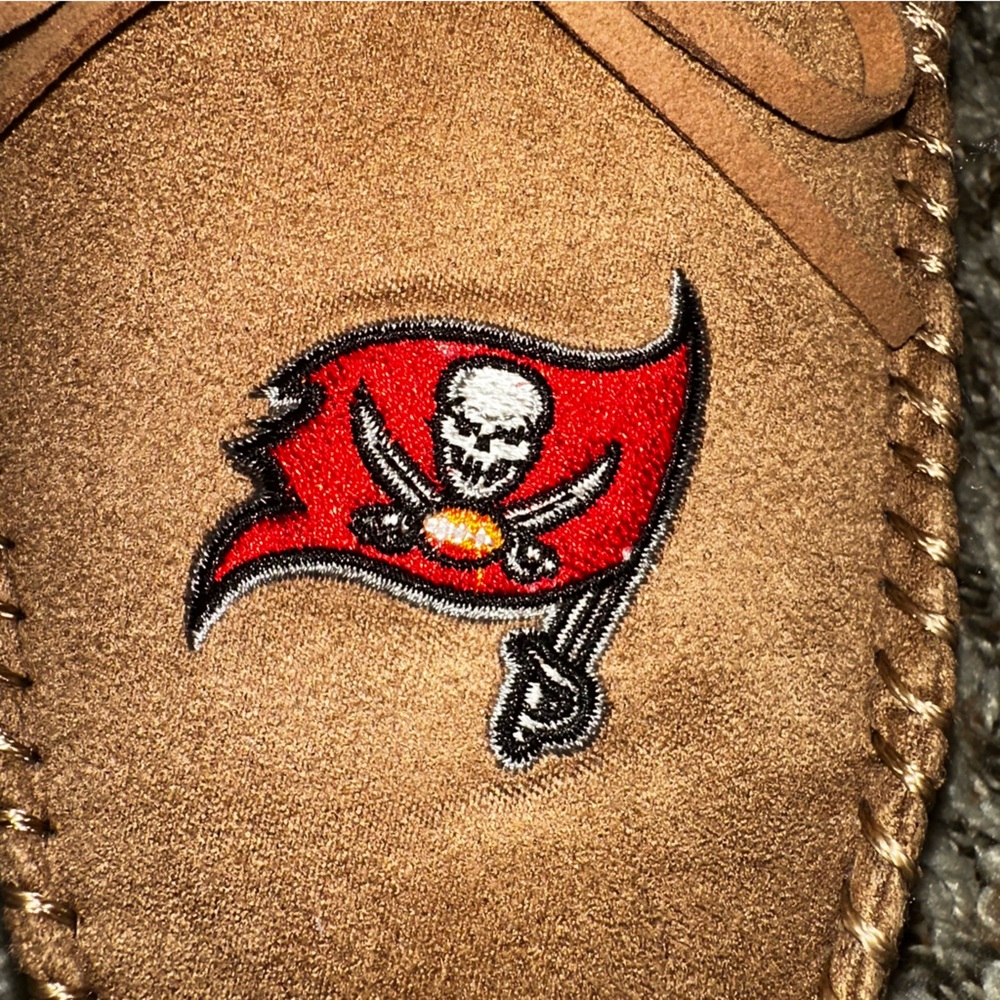 NEW Tampa Bay NFL Buccaneers Moccasin Slipper Men’s Sz XL - Picture 8 of 14